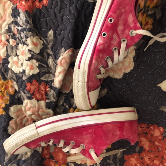 Size 9 Women’s Pink Stain Wash Converse - Picture 2 of 5